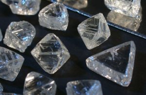 Знайдено спосіб зробити скло твердішим за алмаз