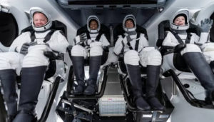 Корабель Crew Dragon з космічними туристами цієї ночі повинен повернутися на Землю
