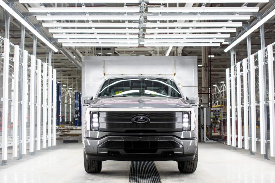 З конвеєра зійшов перший передсерійний електропікап Ford F-150 Lightning