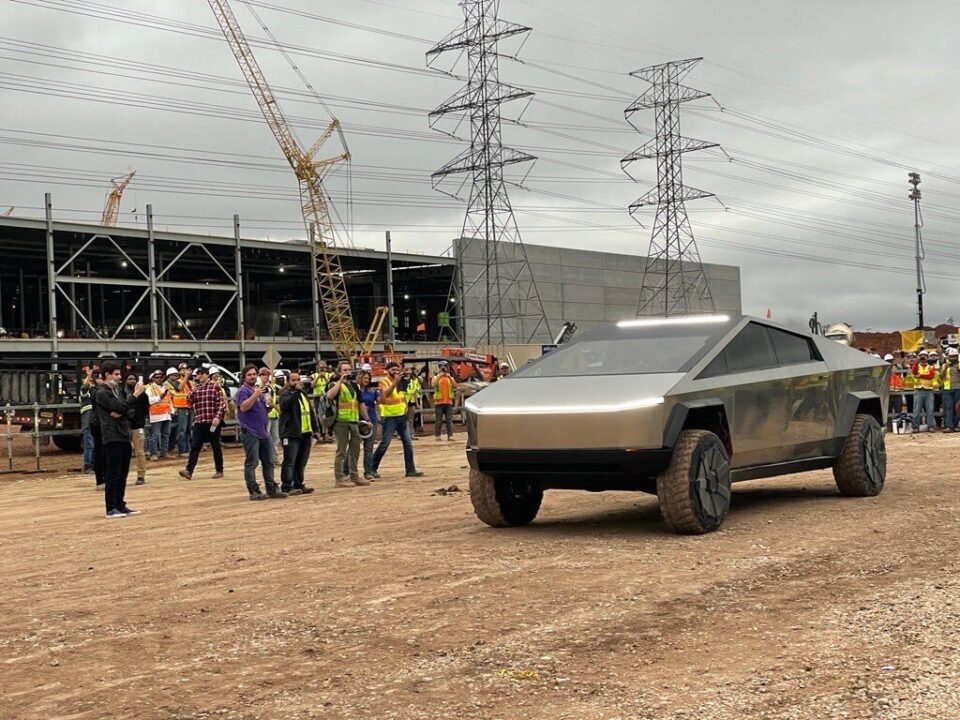 Ілон Маск підтвердив випуск нового варіанту Tesla Cybertruck із чотирма незалежними електромоторами