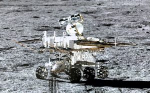 Китайський ровер знайшов на зворотному боці Місяця незвичайний ґрунт