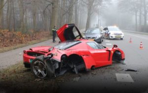 Колеса вирвало з “м’ясом”: гіперкар Ferrari за 3 млн доларів розбили об дерево