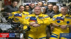 Російські астронавти вдяглися в жовто-блакитні костюми