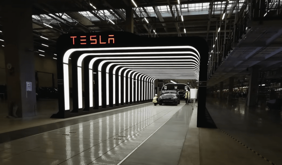 завод Tesla у Берліні очима дрону