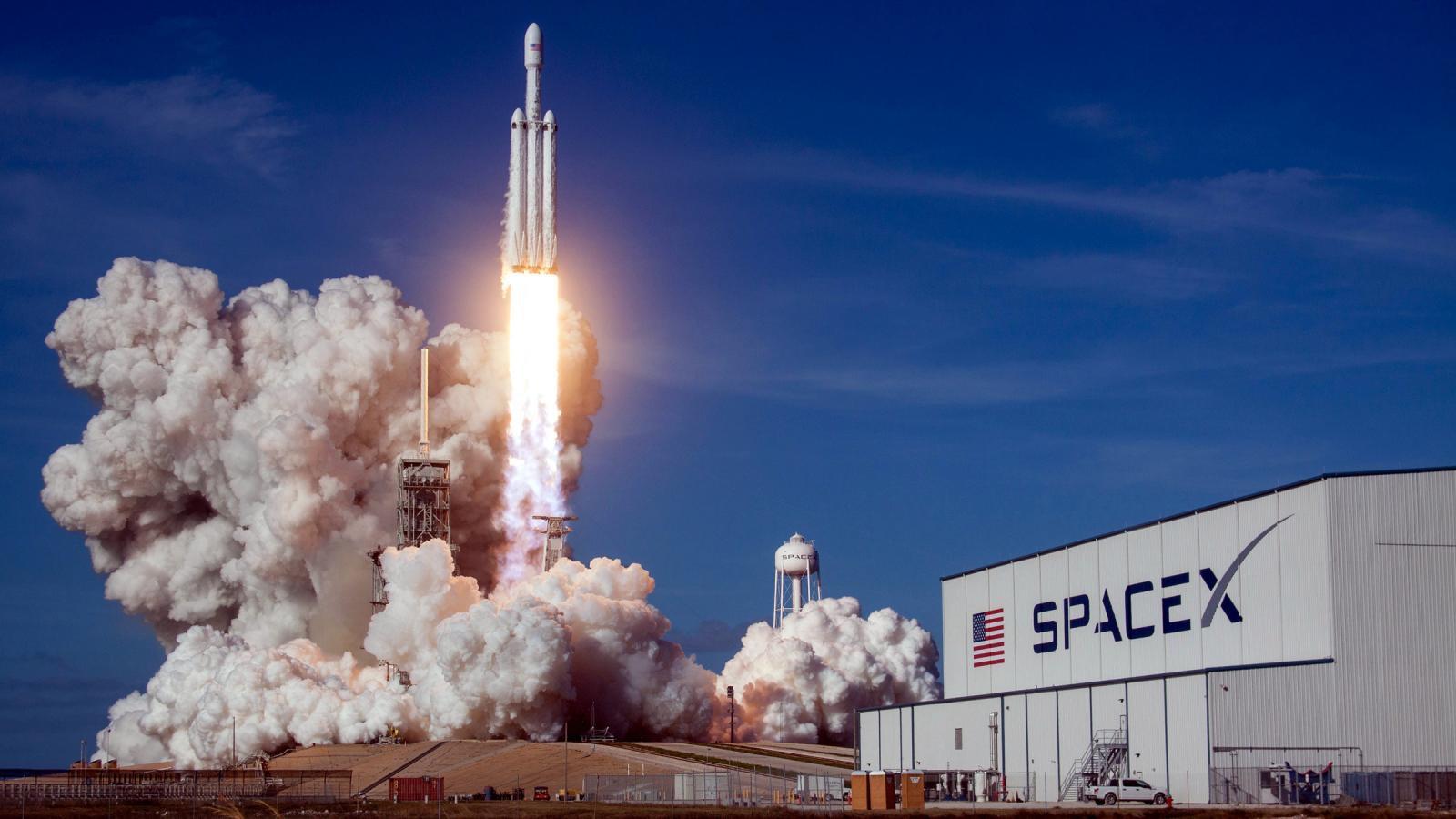У SpaceX перенесли відстикування корабля з туристами від МКС через негоду