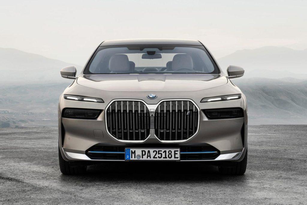 У BMW пояснили, чому електричний i7 не відрізняється від звичайної «сімки»