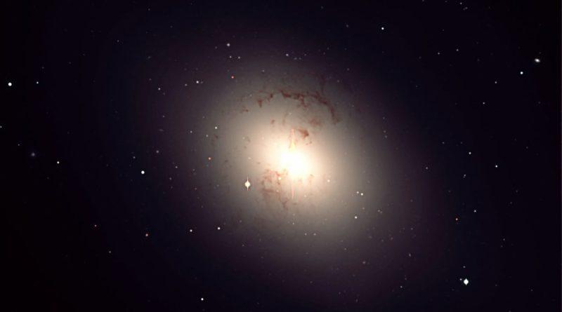Хаббл зафіксував гігантську еліптичну галактику