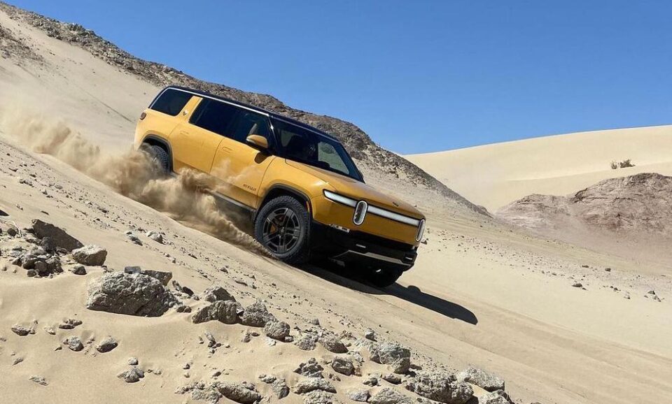 Rivian навчив свої електромобілі їздити піском