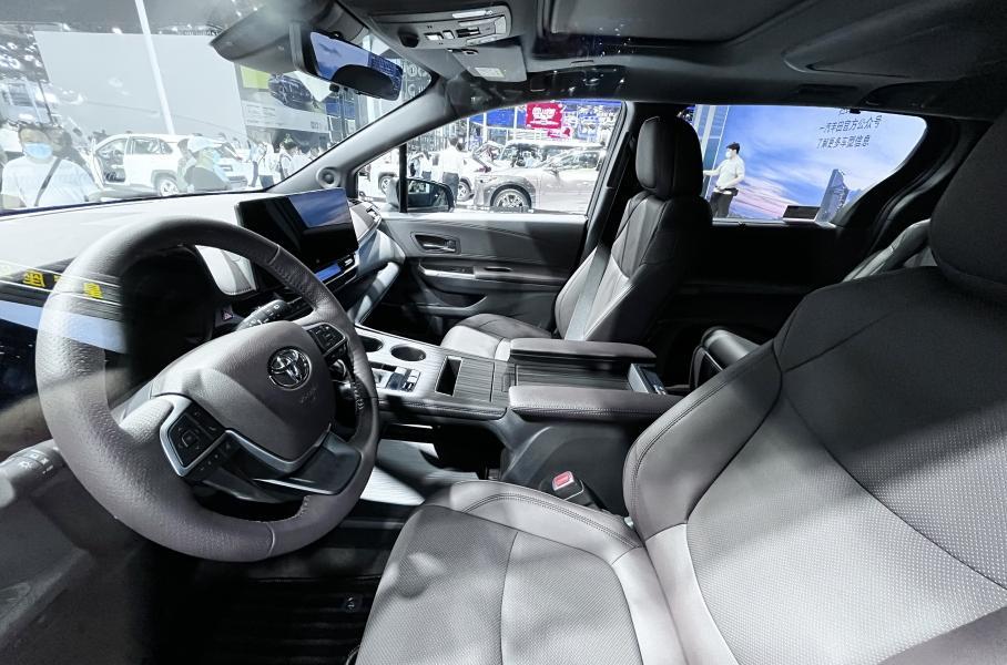 Toyota показала новий мінівен на платформі Camry