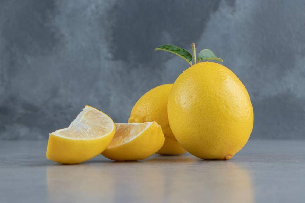 Медики розповіли, що станеться з організмом, якщо часто є лимони зі шкіркою