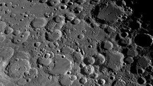 Невідома ракета лишила кратер на поверхні Місяця: про це свідчать знімки орбітального апарата