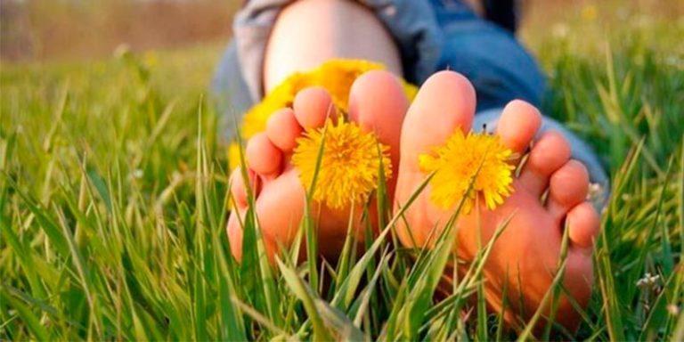 Медики пояснили, чому корисно ходити босоніж