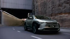 Toyota відкликає електропозашляховик, який був випущений два місяці тому