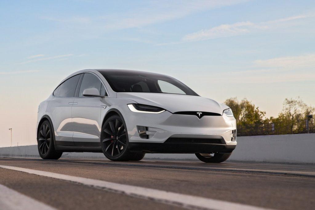 Останнє оновлення програмного забезпечення дозволяє Tesla EV сканувати вибоїни та регулювати висоту автомобіля, щоб зменшити пошкодження