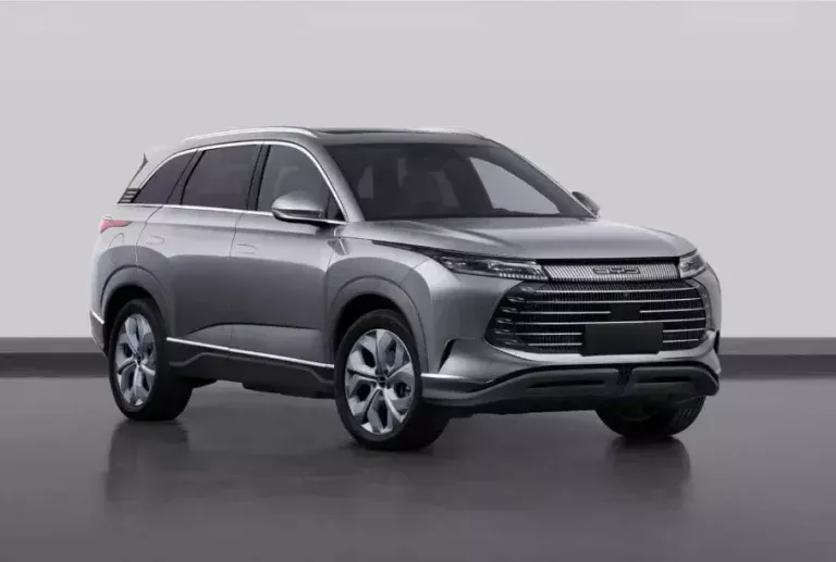 BYD зробив кросовер Corvette з гігантським планшетом, що обертається