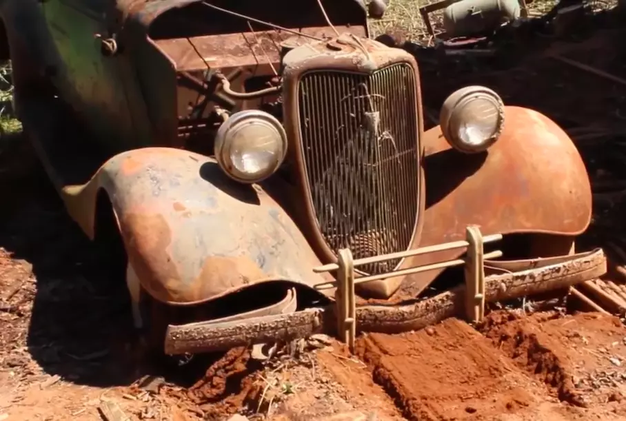Забутий на 50 років старий Ford дістали з-під землі для реставрації