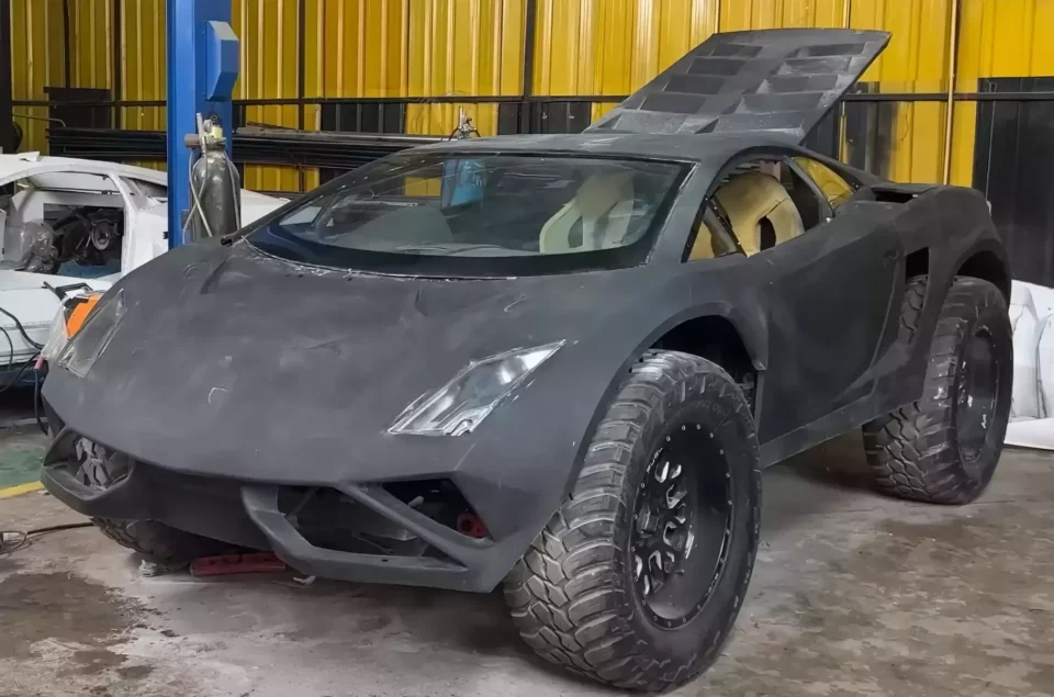 Toyota Hilux перетворився на позашляховий Lamborghini Gallardo