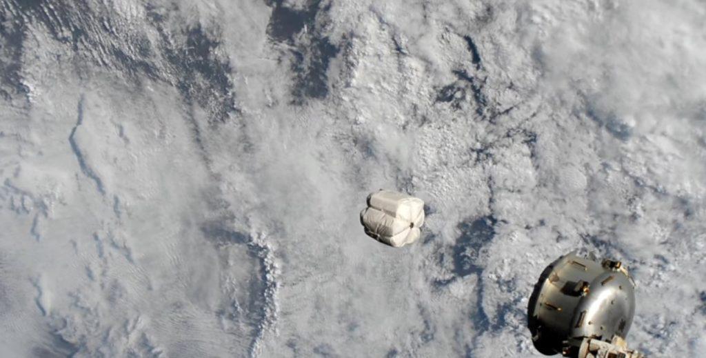 Новий спосіб утилізації: на МКС уперше викинули в космос "пакет" зі сміттям вагою 78 кг