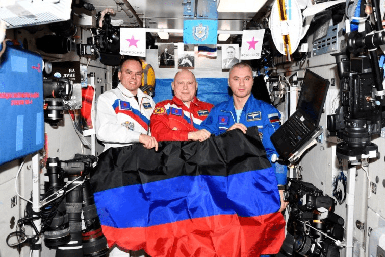 Космонавти Росії розгорнули прапор "ЛНР" на МКС. Україна вимагає їх відсторонити