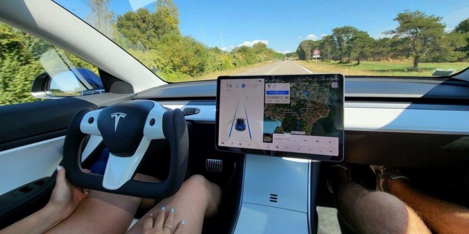 Tesla почала брати гроші з водіїв за використання навігатора