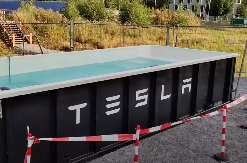 Tesla запропонувала чекати зарядки електрокарів у контейнері з водою