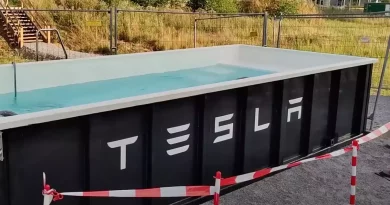 Tesla запропонувала чекати зарядки електрокарів у контейнері з водою