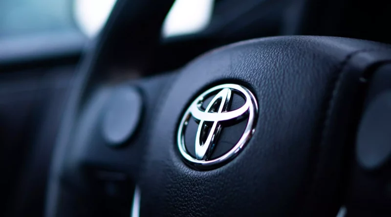 Прибуток Toyota впав майже вдвічі через дефіцит чіпів і зростання витрат