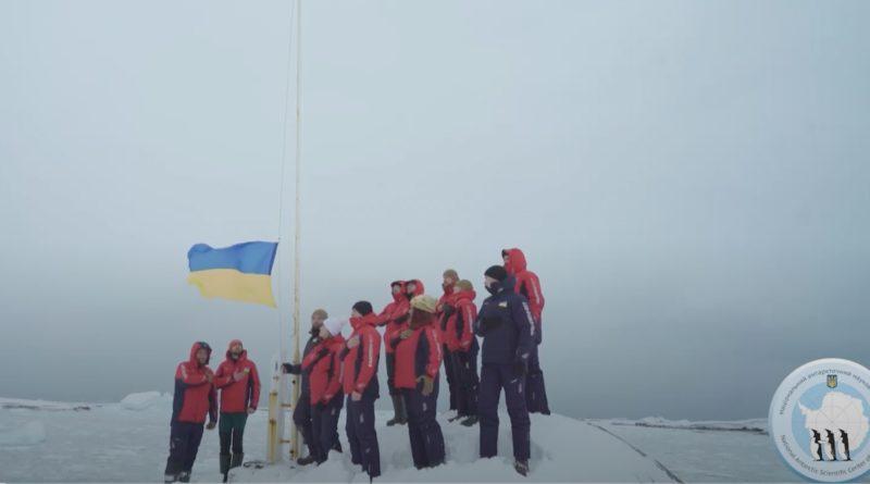 Український прапор майорить над Антарктикою