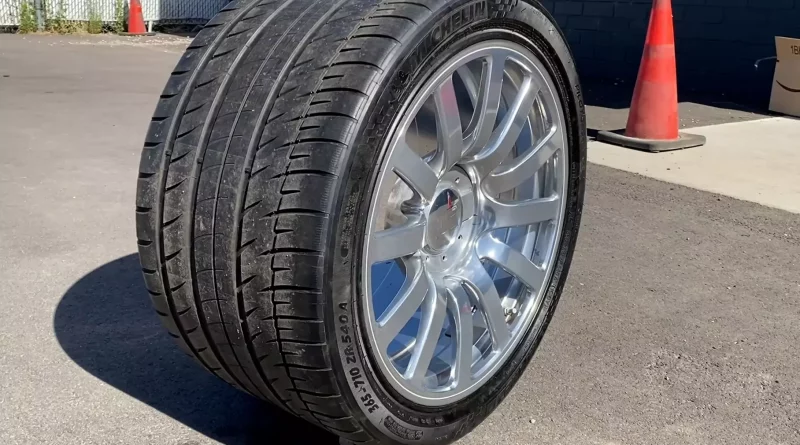 Блогери розрізали колесо Bugatti Veyron, щоб перевірити, що в ньому особливого