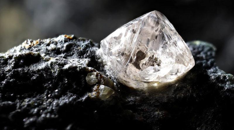 Вчені розкрили таємницю походження загадкової форми алмазу