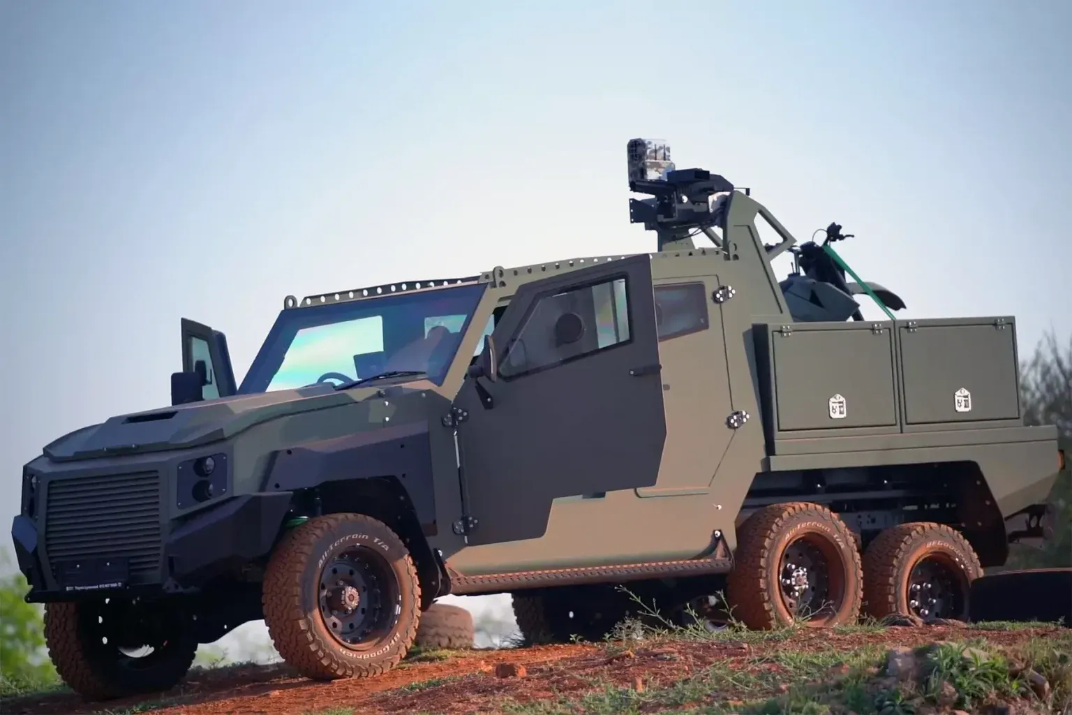 Toyota Land Cruiser перетворили на шестиколісний броньовик із перехоплювачем безпілотників