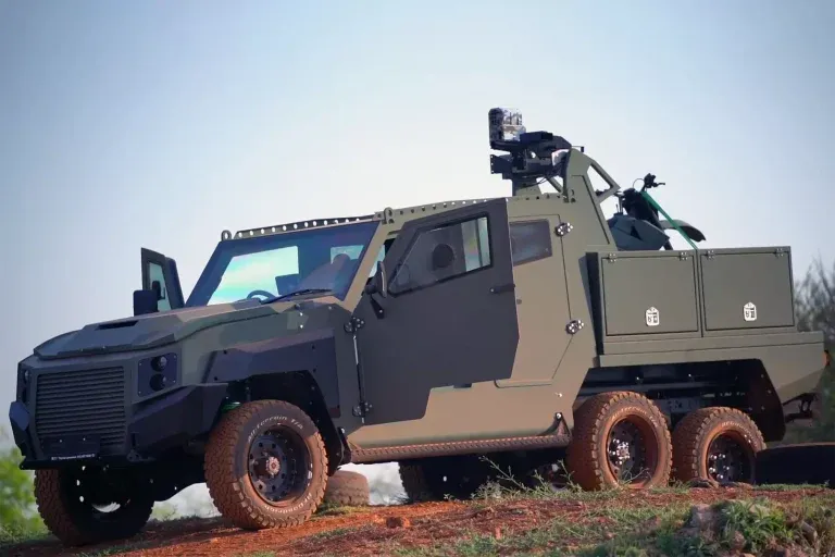 Toyota Land Cruiser перетворили на шестиколісний броньовик із перехоплювачем безпілотників