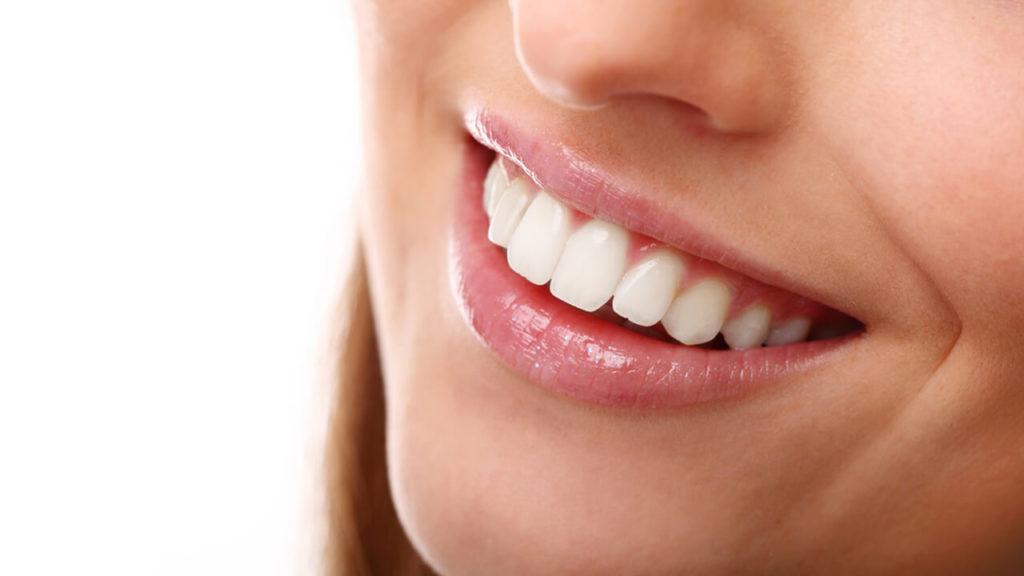 Стоматолог назвав продукти, що впливають на колір зубів
