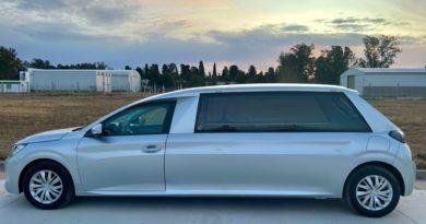 Катафалк Peugeot 208 — найменш очікувана поїздка на похорон