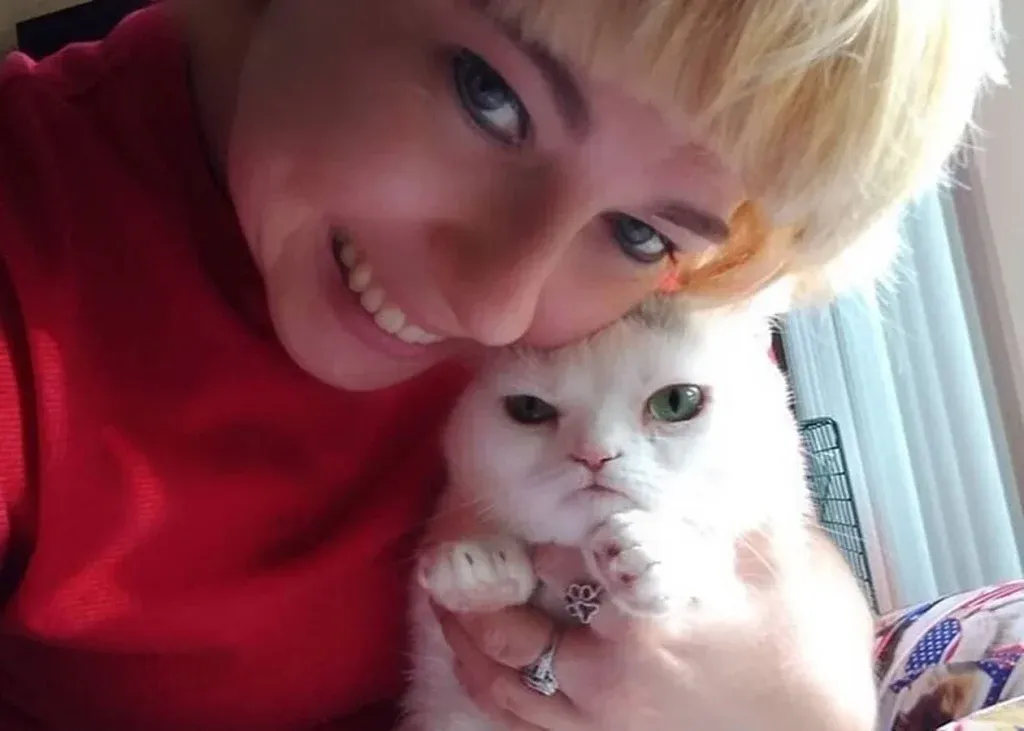 Кішка з Теннесі стала зіркою мережі завдяки похмурій мордочці