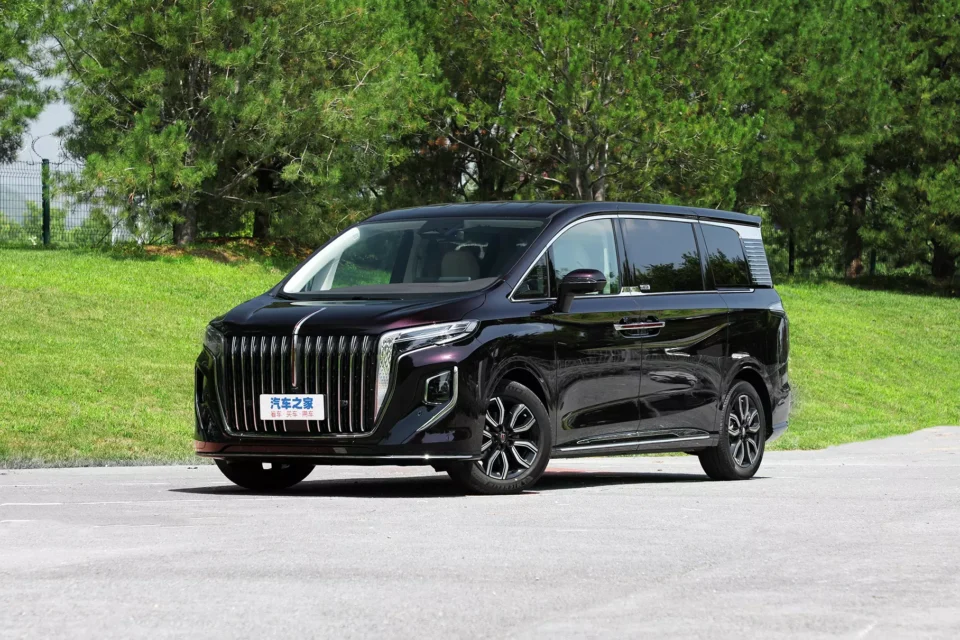 У продаж надійшов преміальний мінівен Hongqi. Він вдвічі дешевше Toyota Alphard