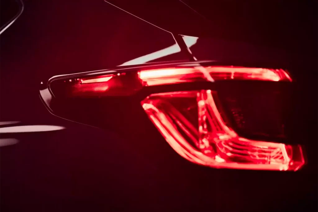 Subaru показала оптику нового загадкового кросовера