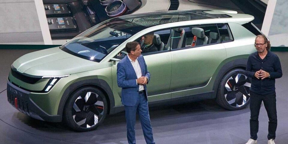 Кросовер Skoda Vision 7S показав новий стиль та логотип