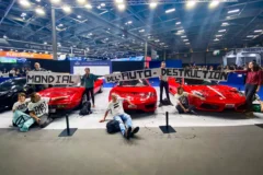 Екоактивісти приклеїли себе до суперкарів Ferrari на Паризькому автосалоні