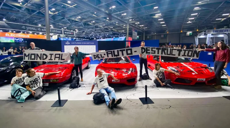 Екоактивісти приклеїли себе до суперкарів Ferrari на Паризькому автосалоні