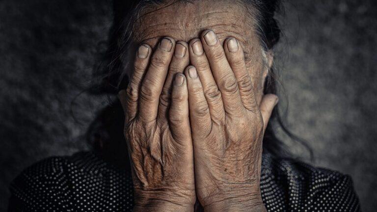 Названо 6 ознак ранньої деменції