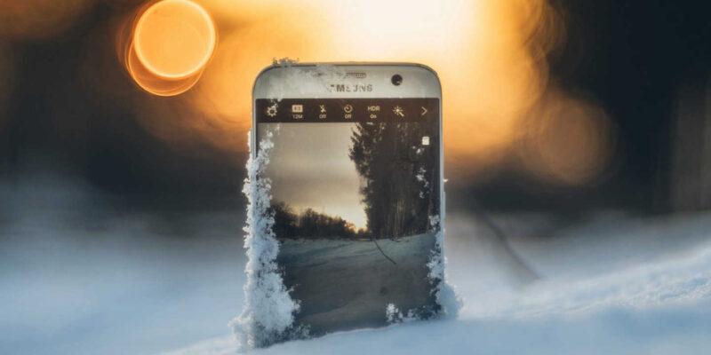 Що робити, якщо взимку смартфон впаде в сніг