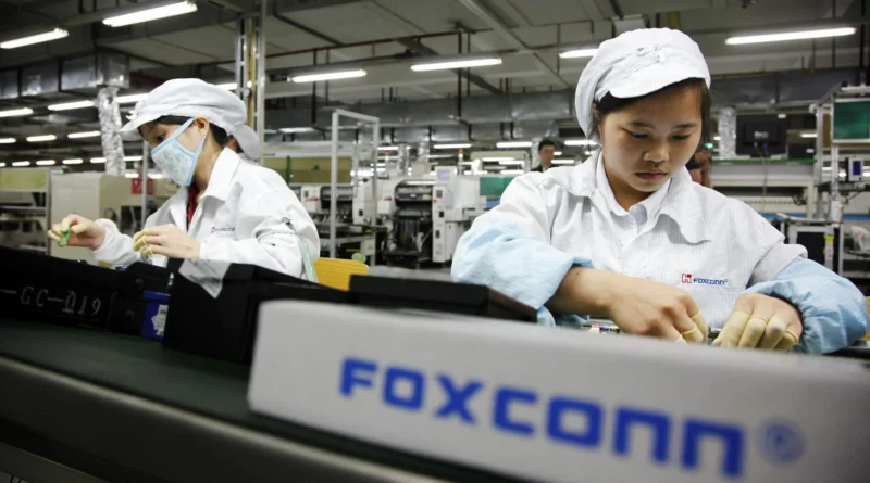 Найбільша фабрика Apple iPhone призупиняє роботу на 7 днів у Китаї