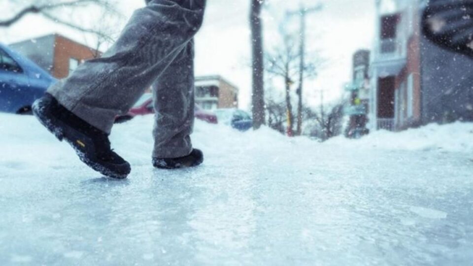 Що робити із взуттям за сильної ожеледиці: корисні лайфхаки