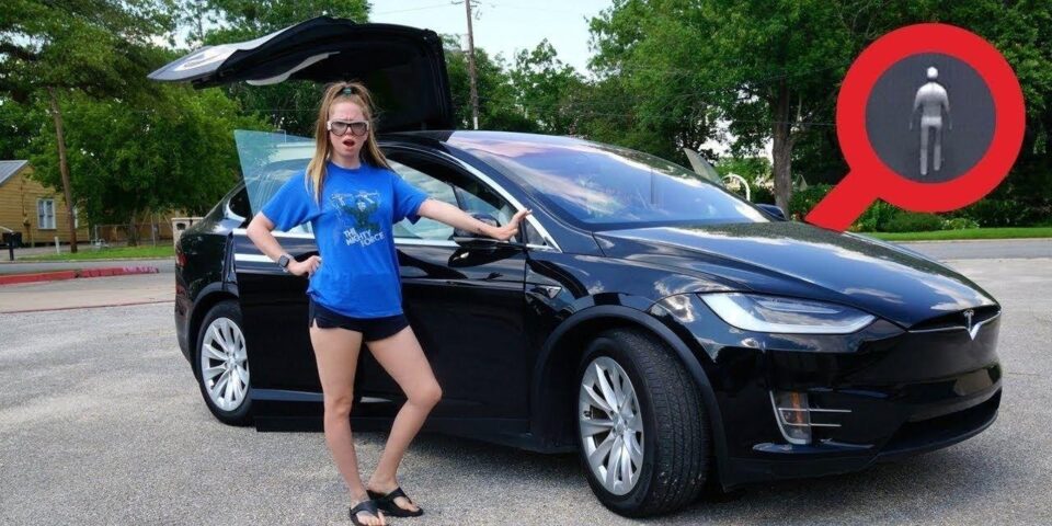 Автопілот Tesla почав показувати «привидів» на цвинтарях