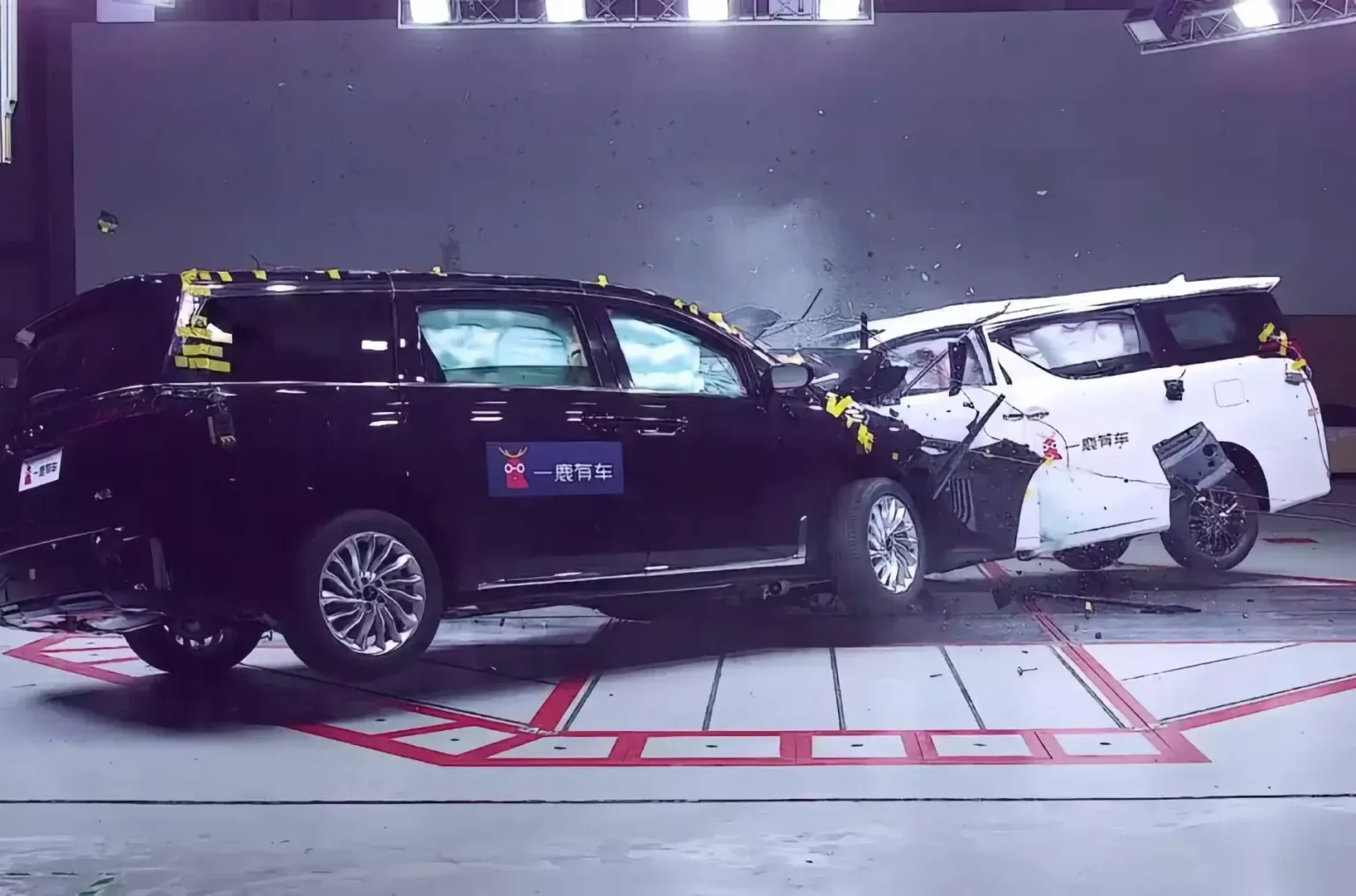 Провели лобовий краш-тест Toyota Alphard та Voyah Dreamer