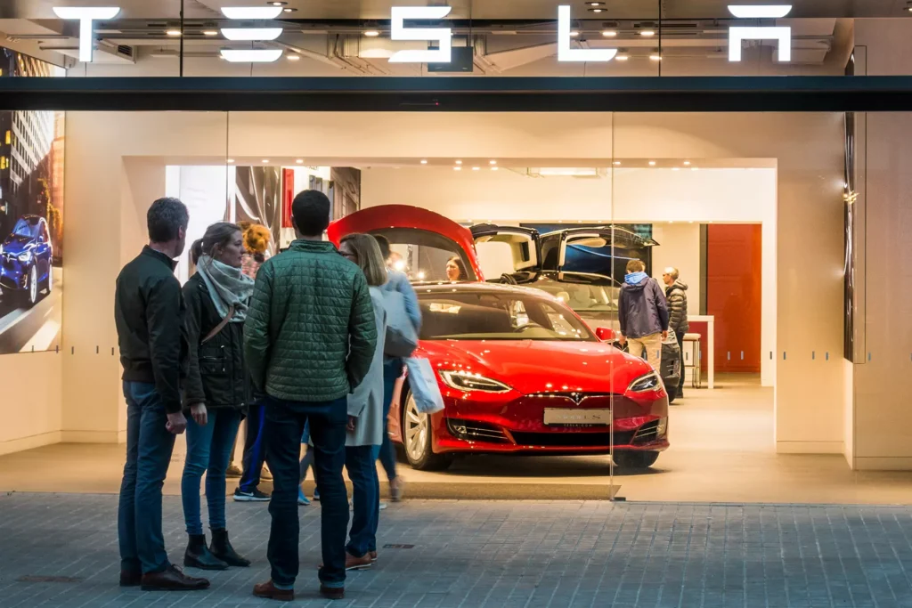 Tesla заробляє на одному автомобілі у 8 разів більше, ніж Toyota