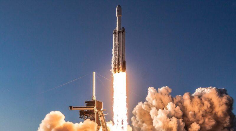 Найпотужнішу ракету у світі Falcon Heavy запускають після трирічної перерви