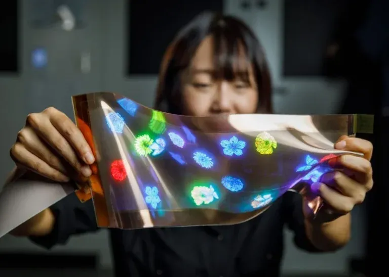 LG представляє 12-дюймовий дисплей, що розтягується