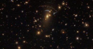 Хаббл зафіксував злиття спотворених гравітацією галактик